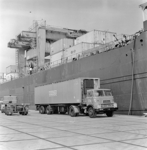 171565 Afbeelding van de overslag van containers op de Container Terminal Amsterdam in de Westhaven te Amsterdam.